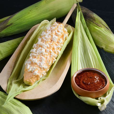 Elotes asados con queso y crema