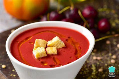 Plato servido de gazpacho de cerezas con decoración