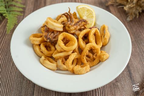 Calamares rebozados recién fritos con limón