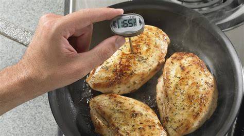 Termómetro de cocina midiendo la temperatura interna del pollo