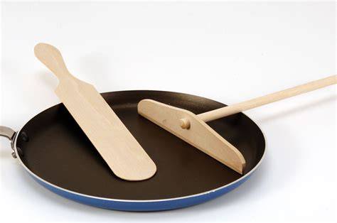 Utensilios para hacer crepes: sartén, espátula, batidor