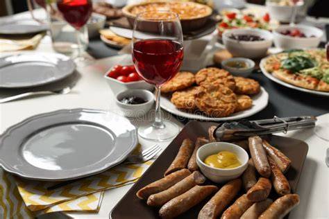 Mesa de brunch con diferentes platos y bebidas