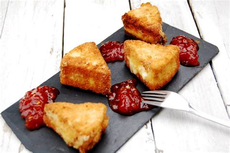 Queso frito con una cucharada de mermelada de tomate