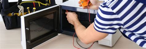 Imagen de un técnico revisando un microondas