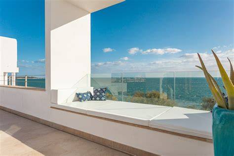 Terraza soleada en Alicante con vistas al mar
