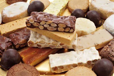 Variedad de turrones y dulces típicos de Alicante