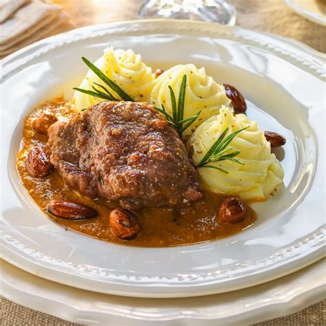 Carrilleras guisadas con salsa de vino tinto