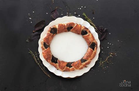 Corona de hojaldre con morcilla y manzana