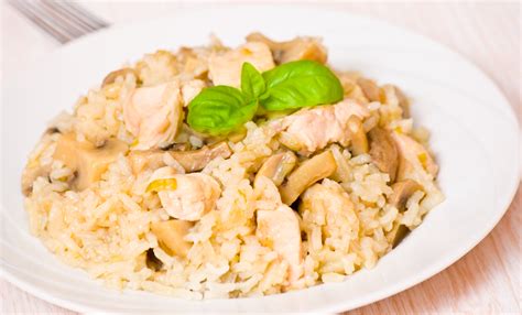 Thermomix preparando arroz con pollo y champiñones