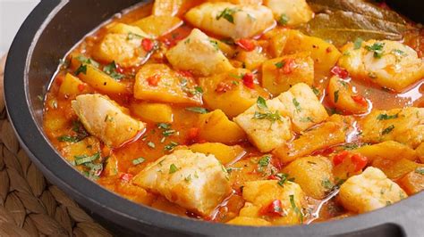 Ingredientes frescos para el guiso de arroz, patatas y bacalao