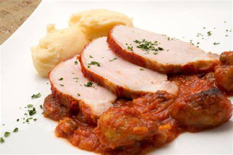 Plato de lomo de cerdo con patatas y pimientos