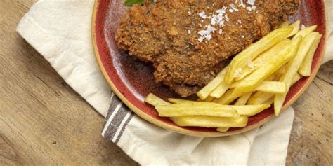 Cachopos listos para cocinar y cachopos fritos