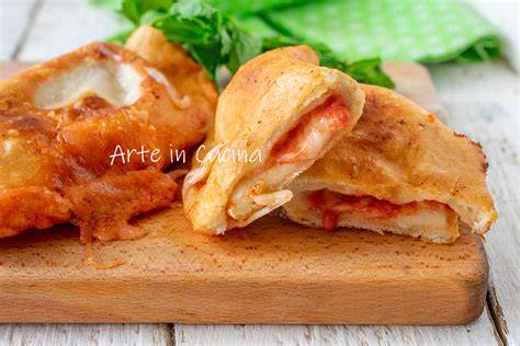 Panzerotti recién fritos con queso y tomate