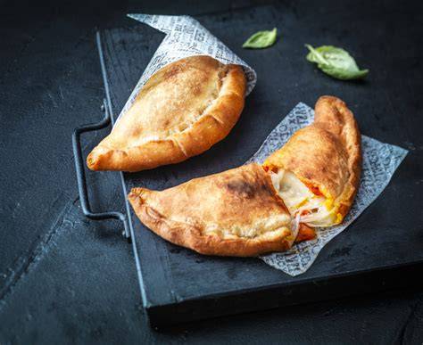 Masa de panzerotti reposando y doblando su tamaño