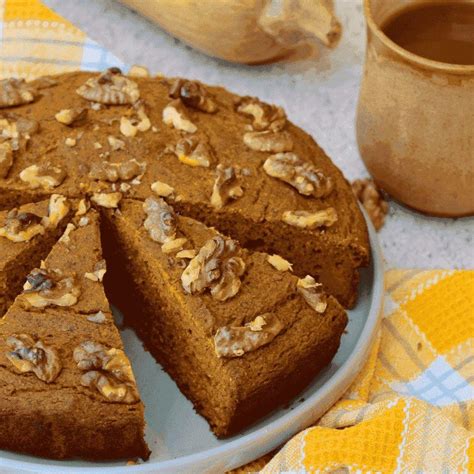 Coca de calabaza y nueces recién horneada