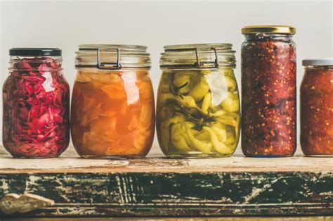 Pájaros consumiendo frutas fermentadas