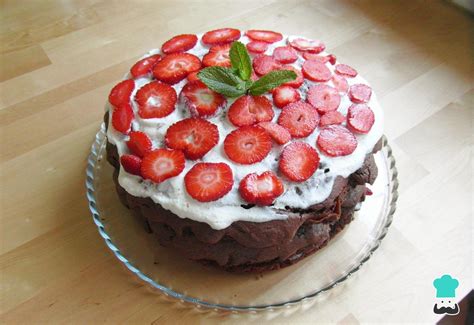 Bizcocho de champagne decorado con fresas