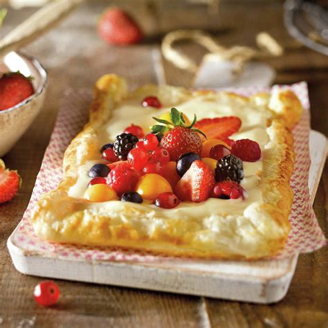 Tarta de hojaldre con forma de corazón y frutos rojos