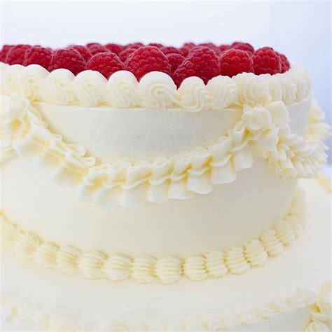 Tarta de tres pisos con buttercream y frambuesas