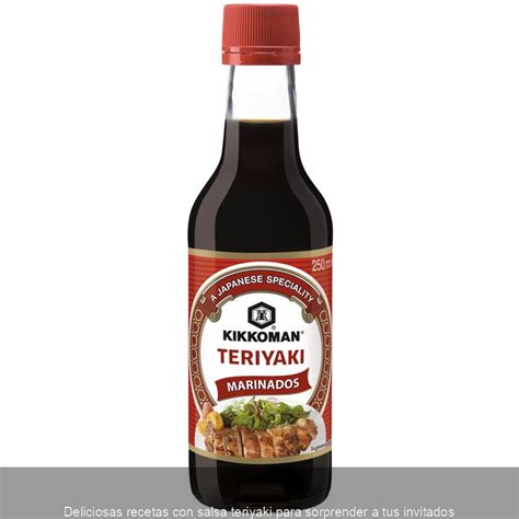 Botella de salsa teriyaki y cuenco con pimentón