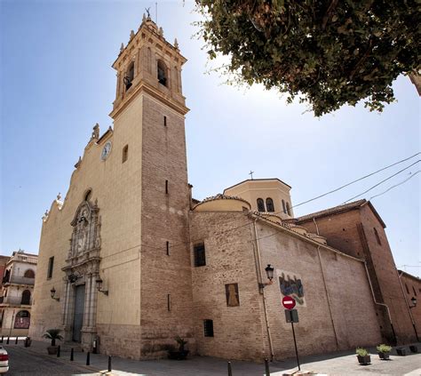 Fachada de la Iglesia Parroquial de Nuestra Señora de la Luz en Parrillas