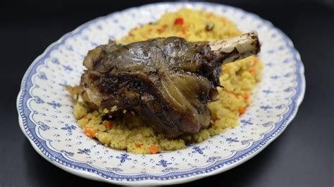 Plato de cordero con cuscús decorado con hierbas