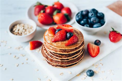 Tortitas de avena con frutas y sirope