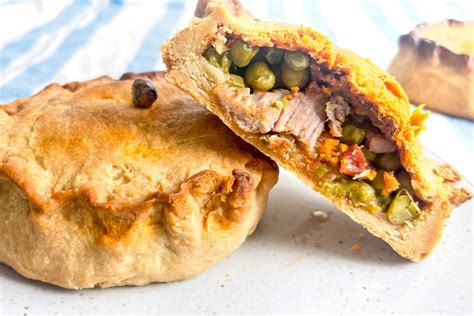 Familia preparando panades mallorquinas