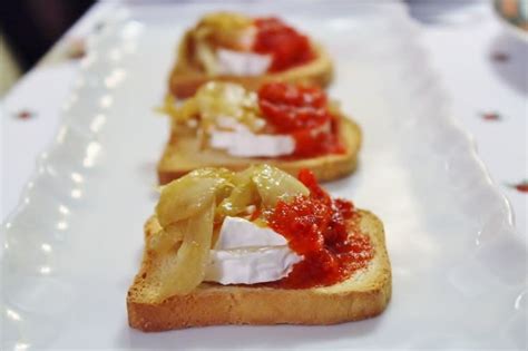 Tostas de queso con pimientos confitados y cebolla