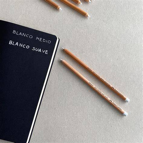 Detalle de la mina de un lápiz Pitt Blanco