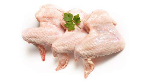 Selección de alitas de pollo frescas en un supermercado