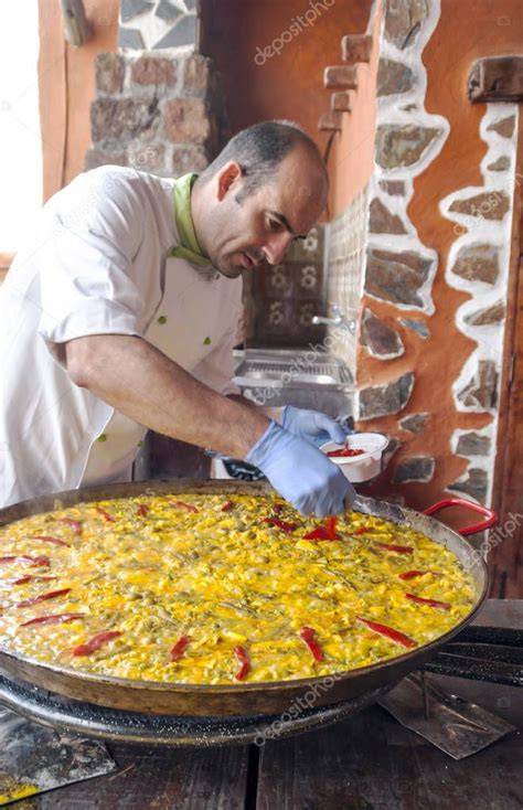Vicent Sendra preparando paella