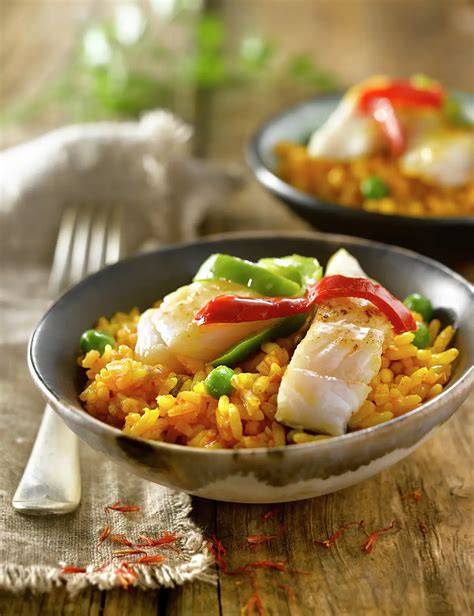 Paella de cuaresma con bacalao y coliflor