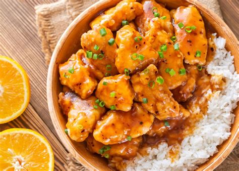 Plato de pollo a la naranja con arroz blanco y semillas de sésamo