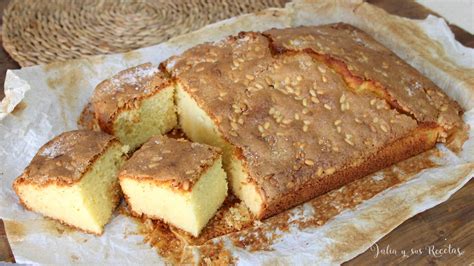 Coca de anís y piñones recién horneada