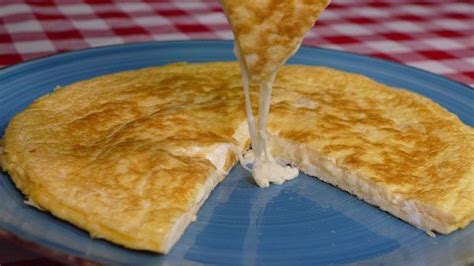 Tortilla francesa con queso en el centro