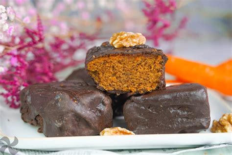 Bizcocho de zanahoria con glaseado de chocolate y nueces