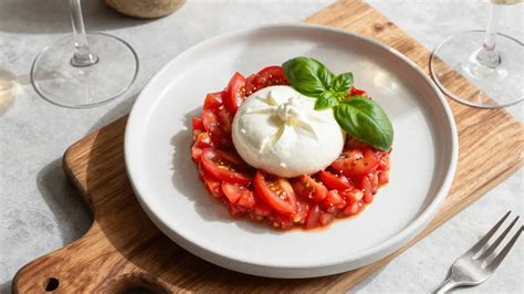Tartar de tomate y burrata en un plato