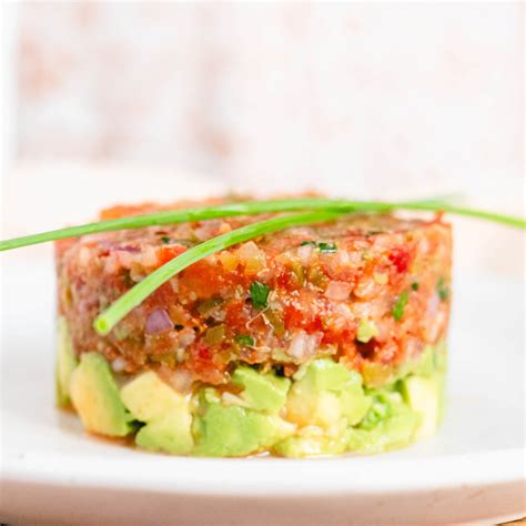 Ingredientes frescos para tartar de tomate