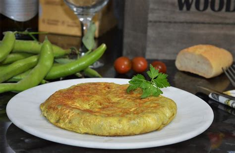 Tortilla de habas recién hecha en un plato