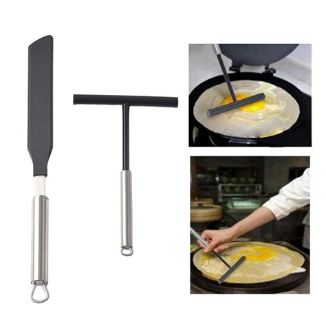 Utensilios tradicionales para hacer crepes: rastrillo de madera y crepera de hierro