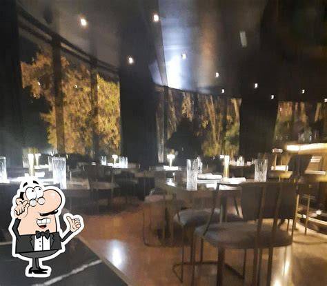 Interior del Restaurante San Isidro con su decoración e iluminación