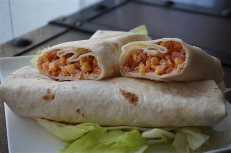 Burritos de jamón y queso con patatas fritas