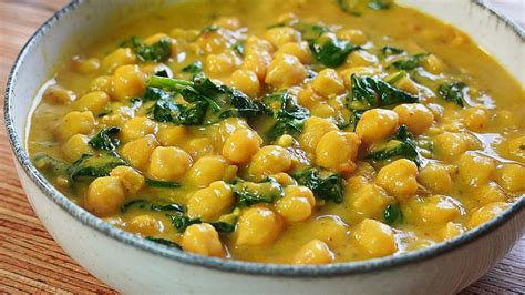 Sopa de garbanzos y espinacas con curry