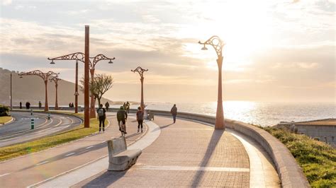 Terraza de Note di Caffé con vista al paseo marítimo de Los Abrigos