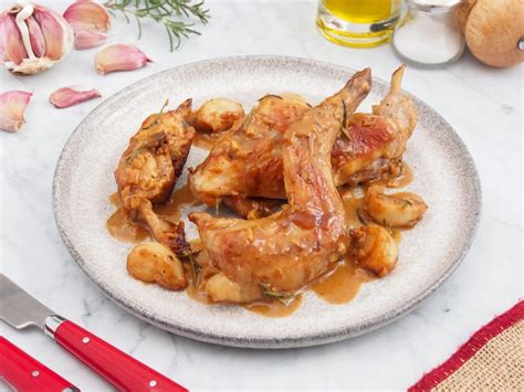 Conejo al ajillo con ingredientes