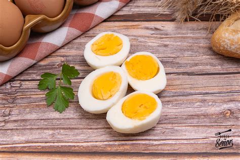 Huevos fritos y huevos cocidos listos para usar