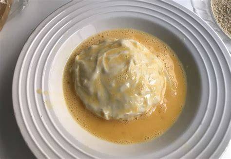 Moldeando huevos encapotados con bechamel y papel film
