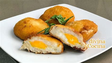 Plato de huevos encapotados servidos con guarnición