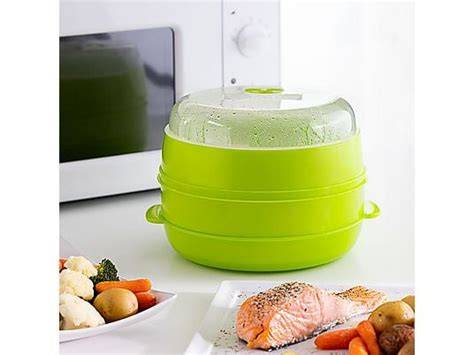 Salmón cocinándose en una vaporera para microondas